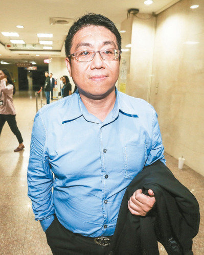 易飛網董事長周育蔚，100萬交保。